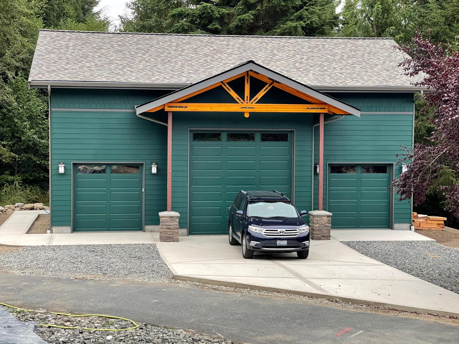 New architectural shingle roof on a newly built detached garage in the Greater Eastside, WA